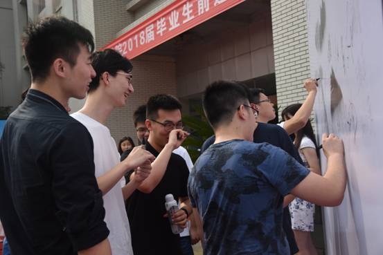 谈球吧体育