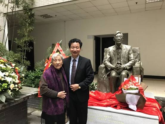 谈球吧体育